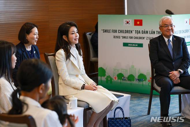 [하노이=뉴시스] 전신 기자 = 윤석열 대통령 부인 김건희 여사가 24일(현지시간) 하노이 108중앙군사병원을 방문해 베트남 얼굴기형 어린이들을 위해 무료수술 봉사를 지원하는 '스마일 포 칠드런(Smile for Children)' 간담회를 하고 있다. (공동취재) 2023.06.24. photo1006@newsis.com
