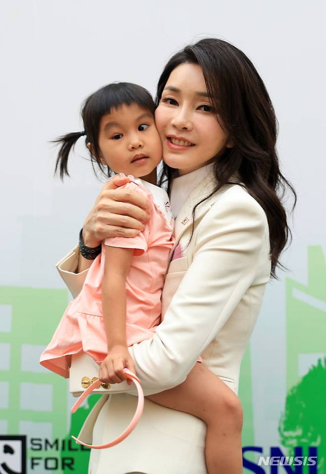 [하노이=뉴시스] 전신 기자 = 윤석열 대통령 부인 김건희 여사가 24일(현지시간) 하노이 108중앙군사병원을 방문해 베트남 얼굴기형 어린이들을 위해 무료수술 봉사를 지원하는 '스마일 포 칠드런(Smile for Children)' 간담회를 마친 뒤 환아를 안아주고 있다. (공동취재) 2023.06.24. photo1006@newsis.com