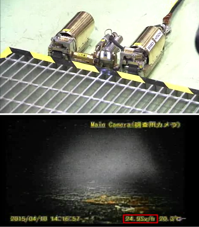 2015년 4월, 후쿠시마 원전 원자로 격납용기에 처음으로 투입된 로봇(위). 지름 10cm 정도의 배관으로 집어넣고, 안에선 ㄷ자 모양으로 변신해 방사능을 측정하고 내부를 촬영했다. 아래 사진은 로봇이 촬영한 원자로 내부 사진. 방사선량이 시간당 24.9Sv라고 써져 있는데, 인간의 '연간' 방사선량 한도의 2만 5천 배 정도 수치다. 보통 피폭량이 10Sv를 넘어가면 중추신경 마비로 1~2일 내에 사망한다.