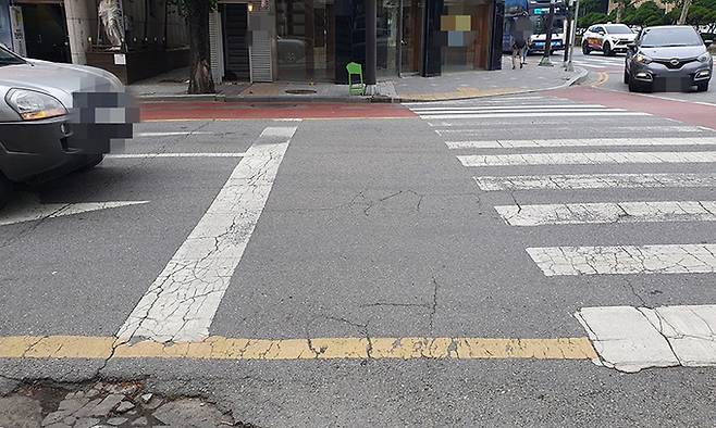 지난 15일 충북 청주시의 한 도로에 횡단보도와 2m 정도 간격을 두고 정지선이 그어져 있다.