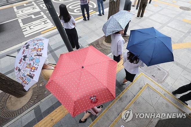 점심시간에 내리는 비 [연합뉴스 자료사진]