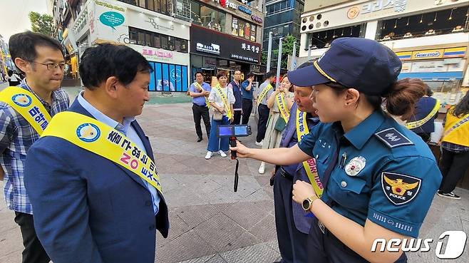 경찰이 인천 남동구 로데오거리에서 마약 예방 캠페인을 진행하고 있다.(인천경찰청 제공) / 뉴스1