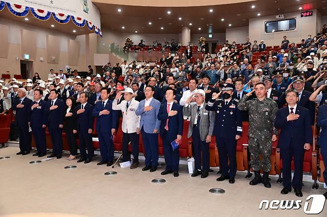 25일 경남 진주 경상국립대 컨벤션 센터에서 열린 6.25전쟁 73주년 기념식에서 참석자들이 국민의례를 하고 있다.(경남도 제공)