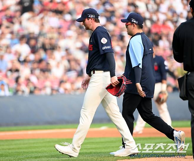 2023 KBO리그 롯데 자이언츠와 LG 트윈스의 경기가 24일 잠실야구장에서 열렸다. 3회말 롯데 반즈가 마운드를 내려가고 있다. 잠실=허상욱 기자 wook@sportschosun.com/2023.06.24/