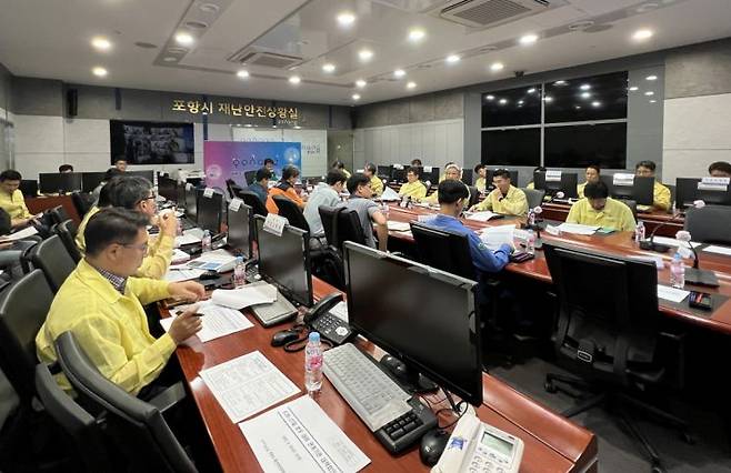 포항시는 23일 재난안전대책본부 상황실에서 김남일 부시장 주재로 ‘집중호우 대비 대책 회의’를 열고 재난 대응 태세를 점검했다.