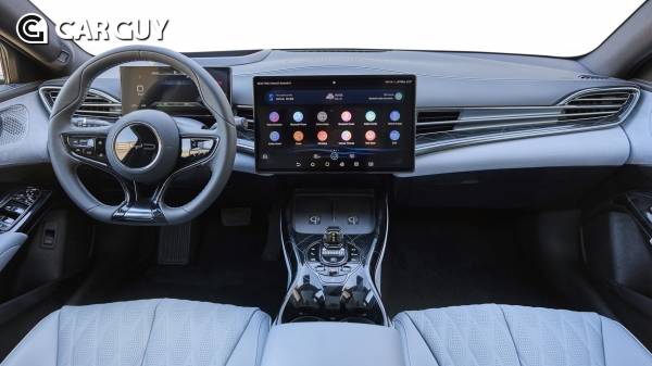 BYD 실 실내 대형 디스플레이