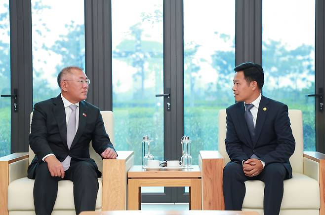 지난 23일 베트남 하노이대에서 정의선 현대차그룹 회장과 레 꾸언(Le Quan) 하노이 국립대 총장이 대화를 나누고 있다./현대차그룹