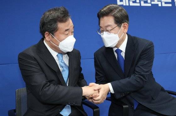 더불어민주당 이재명 대표가 대선 직후인 지난해 3월 10일 오후 서울 여의도 중앙당사에서 열린 선대위 해단식에서 총괄선대위원장을 맡았던 이낙연 전 대표와 악수하고 있다. 국회사진기자단