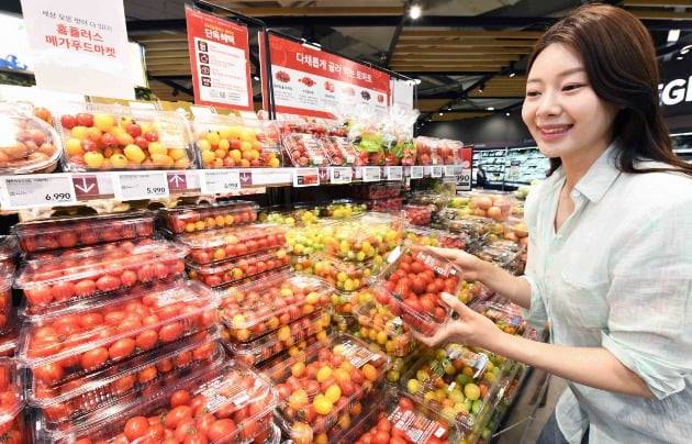 홈플러스는 지난 8일부터 21일까지 과일 전체 품목 매출이 지난해 같은 기간보다 약 22% 증가했다고 25일 밝혔다. 해당 기간 체리와 살구 매출 증가율이 수박, 참외를 앞지는 것으로 집계됐다. 사진=홈플러스