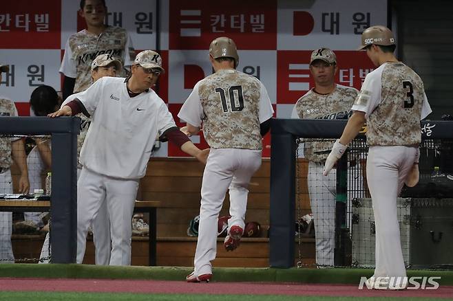 [서울=뉴시스] 김금보 기자 = 8일 서울 구로구 고척스카이돔에서 열린 2023 프로야구 LG 트윈스 대 키움 히어로즈의 경기, 6회말 1사 만루 키움 5번 타자 송성문 2타점 1루타 때 선행주자 김준완과 김혜성이 더그아웃에 들어가며 홍원기 감독의 격려를 받고 있다. 2023.06.08. kgb@newsis.com