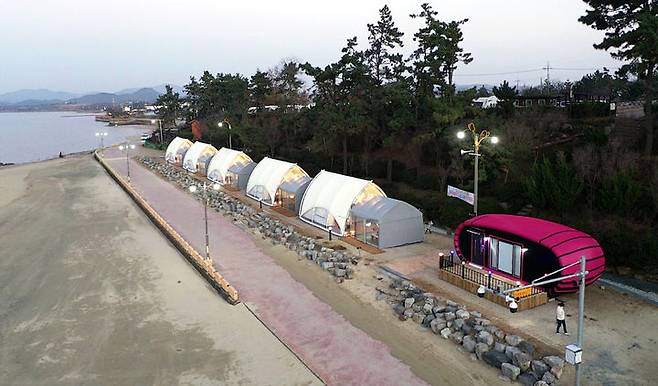 [함평=뉴시스] 전남 함평군 돌머리해수욕장 글램핑장. (사진=함평군 제공) photo@newsis.com *재판매 및 DB 금지