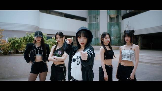 [서울=뉴시스] 르세라핌 '이브, 프시케 그리고 푸른 수염의 아내' MV 섬네일. 2023.06.03. (사진 = 쏘스뮤직 제공) photo@newsis.com *재판매 및 DB 금지