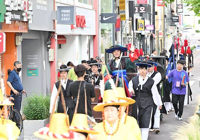 [울산=뉴시스] 구미현 기자 = '2023 태화강마두희축제'가 열린 24일 울산시 중구 성남동 원도심 일원에서 도호부사 행차 행사가 열리고 있다. 김영길 중구청장이 도호부사를 재현, 퍼레이드에 참여하고 있다. 2023.06.25. (울산 중구 제공) *재판매 및 DB 금지