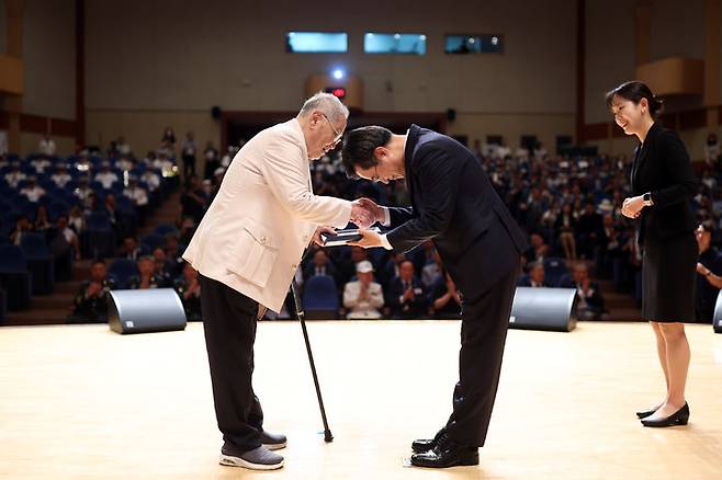 25일 오전 경기도경제과학진흥원에서 열린 6․25전쟁 제73주년 행사에서 김동연 경기도지사가 참전유공자 공로패 수여를 하고 있다. (사진=경기도 제공) *재판매 및 DB 금지