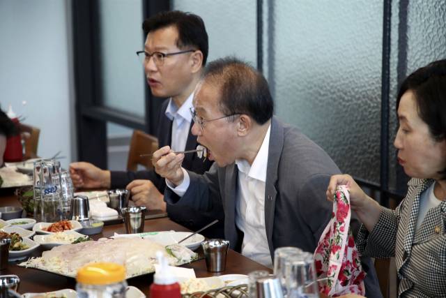 ▲국민의힘 윤재옥 원내대표가 23일 오후 서울 송파구 가락수산시장을 방문해 수산물을 먹고 있다. ⓒ연합뉴스