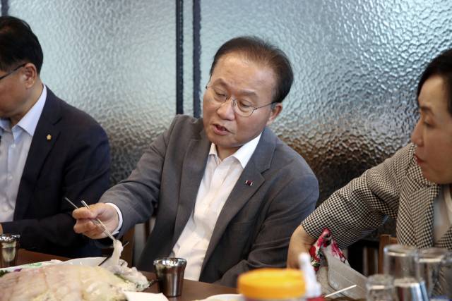 ▲국민의힘 윤재옥 원내대표가 23일 오후 서울 송파구 가락수산시장을 방문해 수산물을 먹고 있다. ⓒ연합뉴스