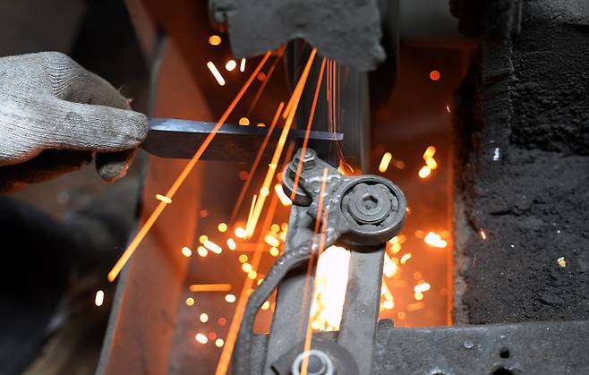 김원태 장인에게 기술을 전수받고 있는 아들인 김민규(44)씨가 섬세한 연마작업을 통해 끌의 모양을 만들고 있다.