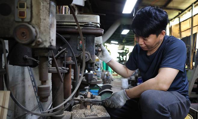 3년간 말린 참나무를 사용해 끌의 모양에 맞게 끌 자루를 만들고 있다. 전수자인 아들 김민규씨는 끌의 마무리작업을 담당한다.