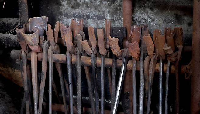 단조작업에 사용하는 끌 집게는 끌 종류에 따라 각기 다르게 사용한다.