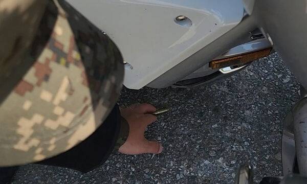 25일 강원도 고성 제진검문소에서 발사된&nbsp;공포탄&nbsp;탄피를 군모를 착용한 이가 줍고 있다. 독자 제공
