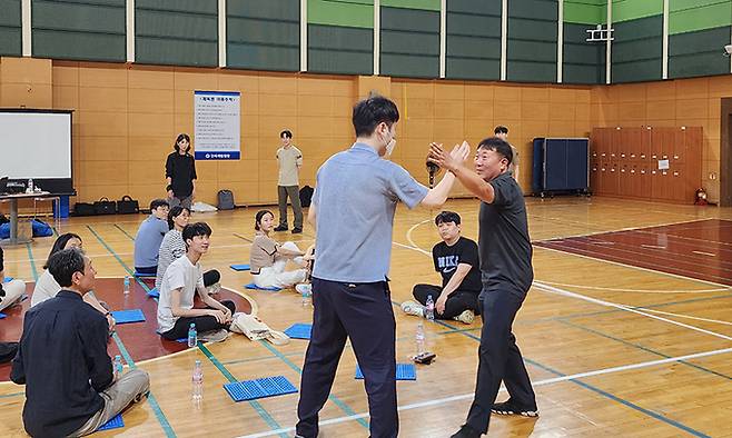 서울교통공사 직원들이 국내 도시철도 운영기관 중 처음으로 시행된 ‘자기보호 안전교육’에서 호신술을 배우고 있다. 서울교통공사 제공