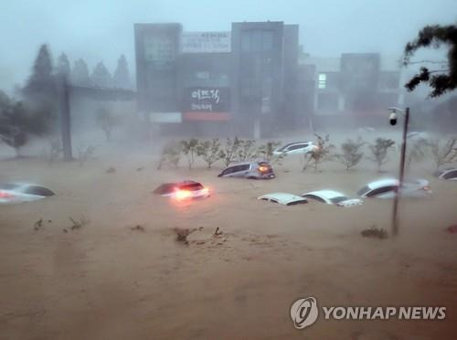 지난해 9월 태풍 힌남노로 침수된 경북 포항시 남구 인덕동 이마트 매장 일부와 도로. 2022.9.6. [독자 배경화씨 제공. 재판매 및 DB 금지]