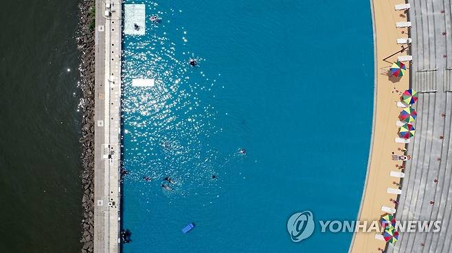 해수욕장 부럽지 않은 야외수영장 (서울=연합뉴스) 임화영 기자 = 23일 개장한 서울 마포구 난지 한강공원 물놀이장을 찾은 시민 및 어린이들이 물놀이를 즐기고 있다. 2023.6.23 hwayoung7@yna.co.kr