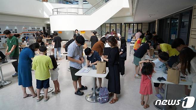 국가보훈대상자 가족들이 24일 KBSI 대전 본원에서 진행한 ‘초청과학교실’에서 RC 이륜형 로버 만들기 체험을 하고 있다.(KBSI 제공)/뉴스1