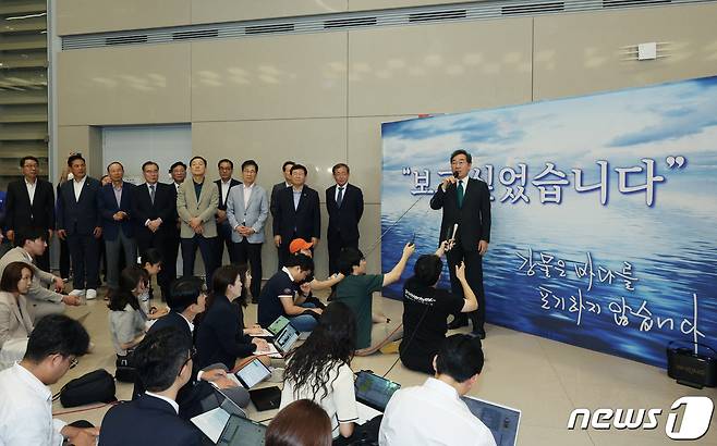 이낙연 더불어민주당 전 대표가 24일 오후 인천국제공항 제2여객터미널을 통해 귀국한 뒤 소감을 밝히고 있다. 1년간의 미국 유학 생활을 마친 이 전 대표는 "국민이 나라 걱정하는 지경＂이라며 ＂못다한 책임 다 할 것＂이라고 밝히는 모습을 윤영찬 의원(맨왼쪽) 등 친낙계 의원들이 지켜보고 있다. (공동취재) ⓒ News1 허경 기자