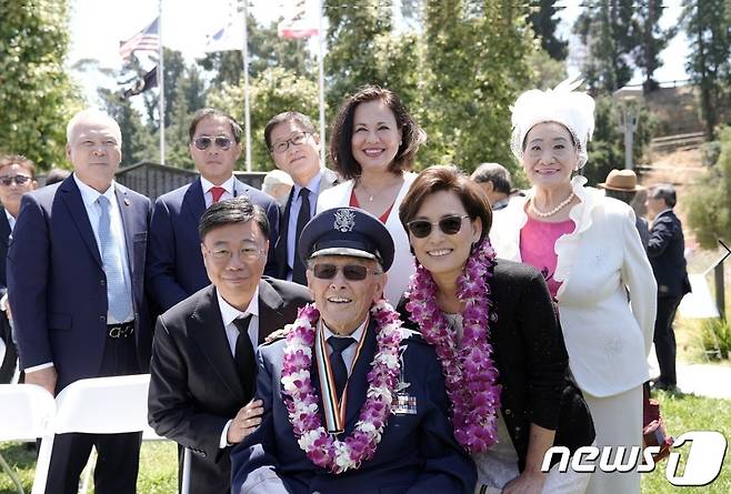 (앞줄 왼쪽부터)신상진 성남시장이 평화의 사도 메달을 받은 참전용사 론 루소씨, 영 김 미 연방하원의원과 기념촬영을 하고 있다.(성남시 제공)