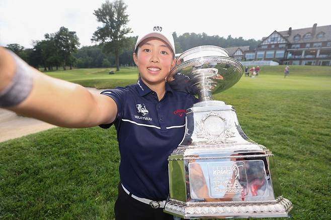 중국의 루오닝 인이 26일(한국시간) 밸터스롤GC에서 열린 LPGA투어 메이저대회 KPMG 위민스 PGA챔피언십 우승을 차지한 뒤 트로피를 들고 셀카 포즈를 취하고 있다. 스프링필드(미 뉴저지주) | AFP 연합뉴스