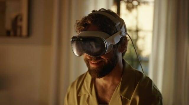 애플이 WWDC 영상에서 공개했던 비전 프로의 모습, 상단 스트랩이 눈에 띈다.