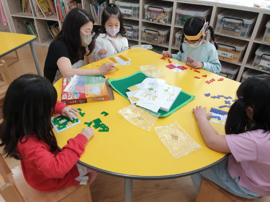 아산 온양천도초등학교의 보드 게임 진행 모습. 사진=충남교육청 제공