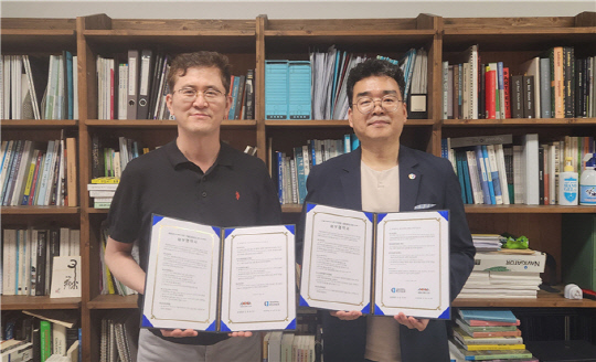 세종대 캠퍼스타운조성단 김영욱(왼쪽) 단장과 취업뽀개기 이준호 공동대표가 협약서를 들고 기념촬영을 하고 있다.  세종대 제공