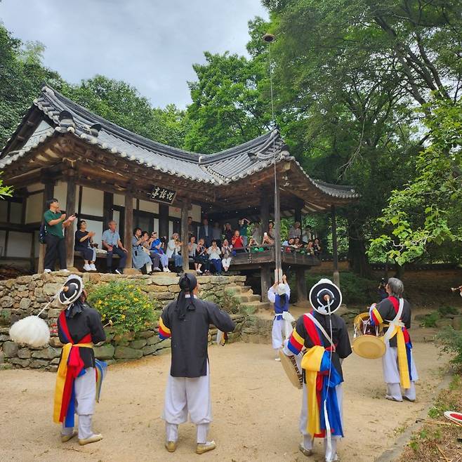 전남도와 전남관광재단은 최근 보성 강골마을 열화정을 방문한 일본 관광객에게 '남도고택 체험 프로그램'을 처음 선보여 흥행 가능성을 확인했다고 26일 밝혔다. 사진은 열화정 전통공연 모습. 전남도 제공