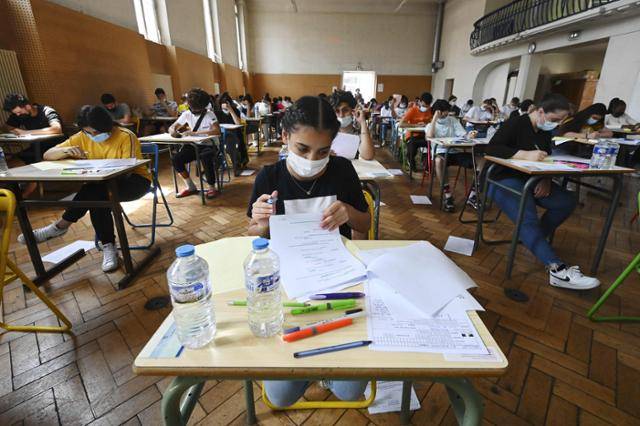 2021년 6월 프랑스 동부 스트라스부르에 있는 파스퇴르 고등학교에서 학생들이 바칼로레아를 치르고 있다. 스트라스부르 AFP=연합뉴스