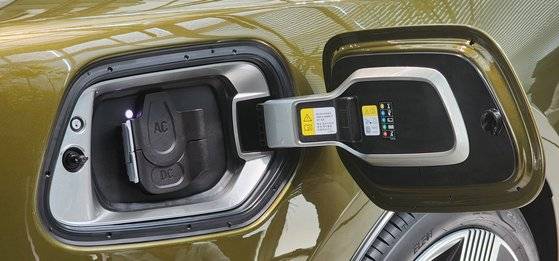 지난 16일 공개된 롤스로이스의 첫 전기차 '스펙터'의 충전구. 스펙터 가격은 6억2200만원부터 시작한다. BMW 산하인 롤스로이스는 한국 판매 차량에 CCS 충전방식을 적용했다. 김민상 기자