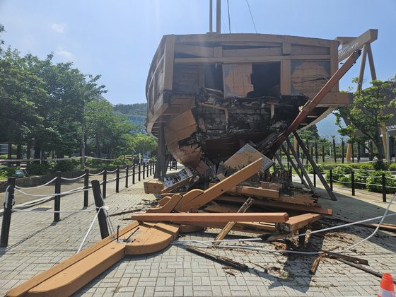 지난 9일 경남 거제에 있는 '임진란 거북선 1호'의 선미(꼬리)가 완전히 파손돼 있다. 부서진 목재가 시커멓게 썩어 있다. 사진 거제시