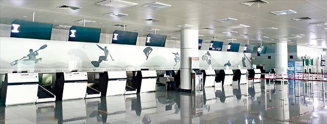 지난 15일 찾은 강원 양양국제공항 대합실은 여행객도, 항공사 직원도 없이 텅 비어 있었다. 유일하게 양양~제주 노선을 취항하던 플라이강원이 지난달 20일 경영난으로 운항을 중단하면서 양양공항도 개점휴업 상태가 됐다.   정의진 기자