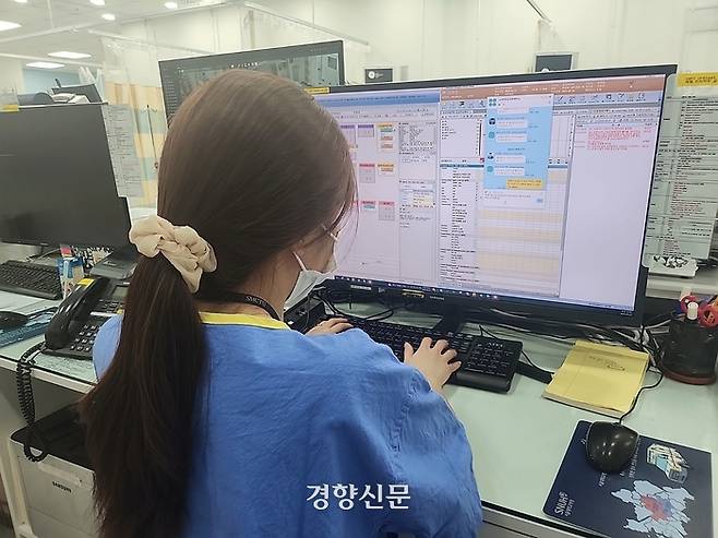 윤 간호사가 전화 문의 온 내용을 사내 메신저를 통해 의료진들에게 공유하고 있다. 이날 밤새도록 “소아환자 진료를 받을 수 있는지”를 묻는 전화 문의가 빗발쳤다. 유선희 기자