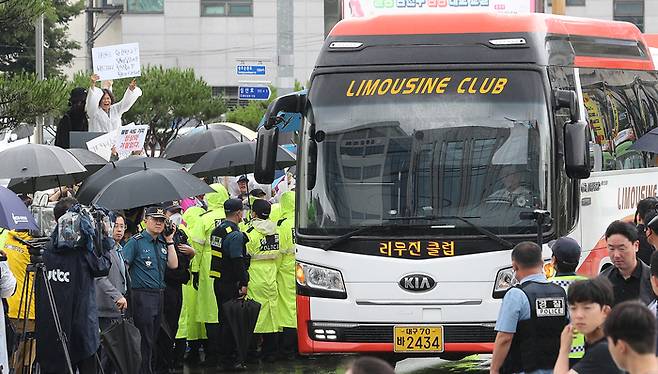 26일 경북 성주군청에서 열린 사드(THAAD·고고도 미사일 방어체계) 기지 환경영향평가 승인 관련 브리핑에 참석하기 위해 국민의힘 김기현 대표가 버스를 타고 이동하고 있는 가운데 사드 반대 단체가 항의하고 있다. 연합뉴스