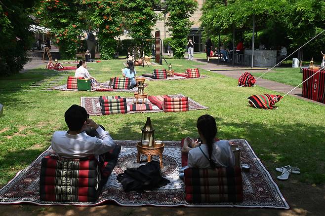 Visitors experience Majlis and Qatari culture showcased at Arabian Days & Nights in southern Seoul on Friday. (Sanjay Kumar/The Korea Herald)