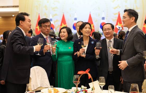 Korean President Yoon Suk Yeol, far left, congratulates Samsung Electronics Executive Chairman Lee Jae-yong, far right, on his birthday at the state dinner at a convention center in Hanoi Friday evening during a three-day visit to Vietnam. [JOINT PRESS CORPS]