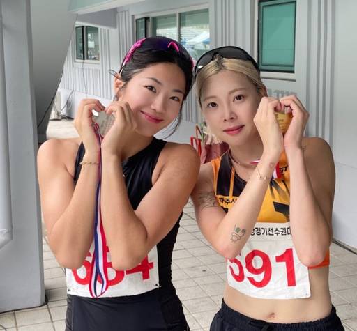 제77회 전국육상경기선수권대회 여자 1천500m서 시즌 첫 금메달을 획득한 남보하나(오른쪽)가 지난시즌 까지 팀 후배였던 2위 황지향(김해도시개발공사)과 메달 하트를 그려보이고 있다.남보하나 제공