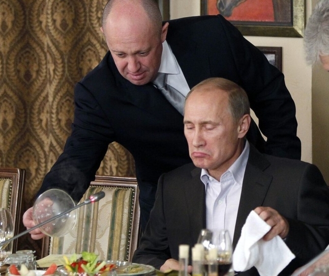예브게니 프리고진(왼쪽)이 2011년 러시아 모스크바 외곽에 있는 자신이 운영하던 식당에서 블라디미르 푸틴 당시 총리에게 음식을 내왔을 때의 모습이다. / 사진=AP 연합뉴스