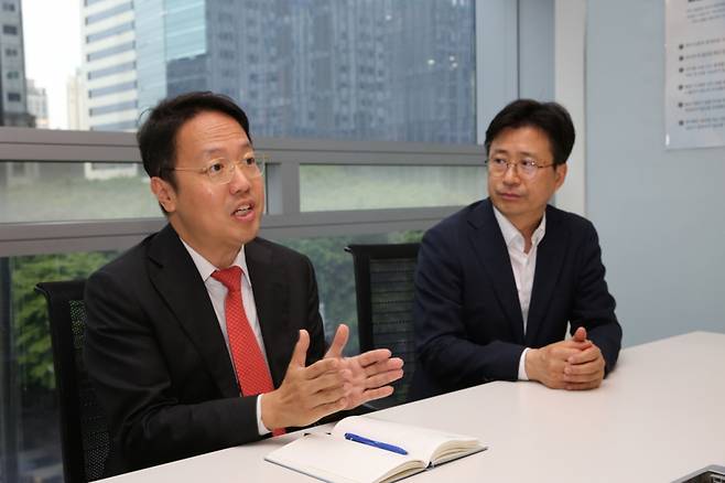 삼성증권 이기덕 CM(캐피털마켓) 본부장(좌), 설재엽 경기기업금융지점장(우) /사진제공=삼성증권