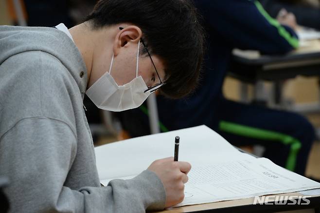 [울산=뉴시스] 배병수 기자 =  2023년 전국연합학력평가가 열린 1일 오전 울산 중구 약사고에서 재학생들이 1교시 국어 시험에 응시하고 있다. (기사 내용과 무관) 2023.06.01. bbs@newsis.com