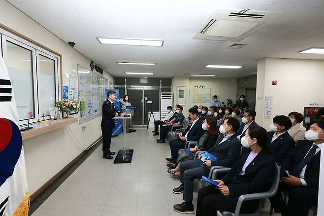 [수원=뉴시스] 양효원 기자 = 26일 홍기현 경기남부경찰청장이 화성시와 정신응급 대응체계 구축을 위한 24시간 공공병상 운영 기념 현판식을 열고 "지자체와 협업을 통해 정신응급대응체계를 더욱 강화할 것"이라는 향후 계획을 강조하고 있다. (사진=경기남부경찰청 제공) 2023.6.26. hyo@newsis.com *재판매 및 DB 금지