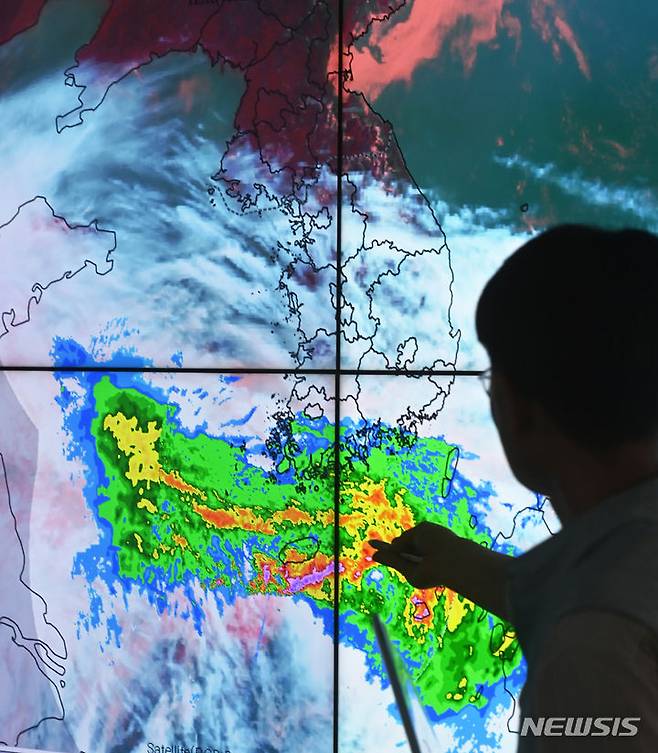 [수원=뉴시스] 김종택 기자 = 본격적인 장마가 시작된 25일 오후 경기도 수원시 권선구 수도권기상청에서 예보관이 많은 양의 수증기를 품고 있는 비구름의 이동 경로를 예의 주시하고 있다. 2023.06.25. jtk@newsis.com