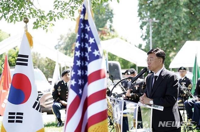 [성남=뉴시스]신상진 성남시장이미국 풀러턴에 위치한 한국전참전기념비에서 열린 제 73주년 6.25 한국전쟁 기념식에서 축사하고 있다.